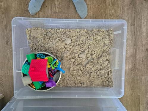 Grote bak kinetisch zand met speelgoed, Kinderen en Baby's, Speelgoed | Educatief en Creatief, Zo goed als nieuw, Ontdekken, Ophalen