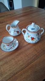 Petrus Regout melkkannetje, suikerpot en kop en schotel., Ophalen