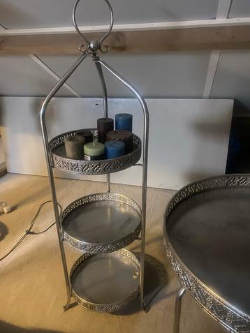 Etagère met Tafel beschikbaar voor biedingen