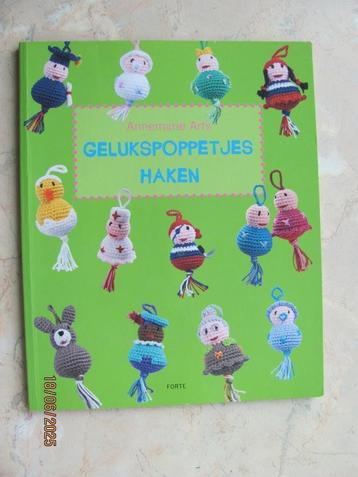 NIEUWSTAAT boek GELUKSPOPPETJES HAKEN Annemarie ARTS knuffel beschikbaar voor biedingen