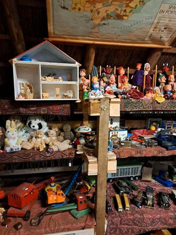 Poppenhuis en toebehoren beschikbaar voor biedingen