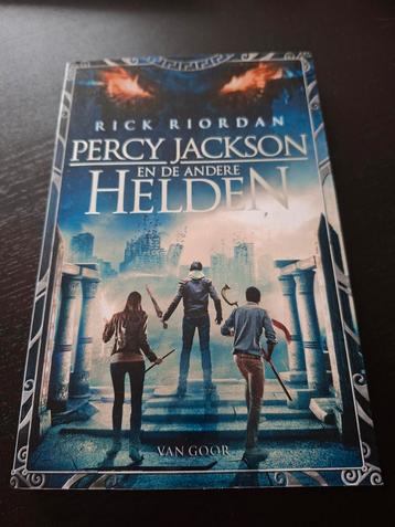 Boek - Percy Jackson en de Andere Helden - Rick Riordan beschikbaar voor biedingen