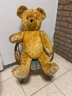 Oude beer op ouderwets Rotan stoeltje!, Verzamelen, Beren en Cherished Teddies, Ophalen, Zo goed als nieuw, Stoffen beer, Overige merken