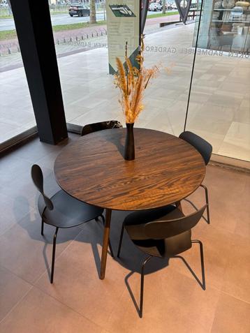 Eettafel rond hout met stoelen Deens design beschikbaar voor biedingen