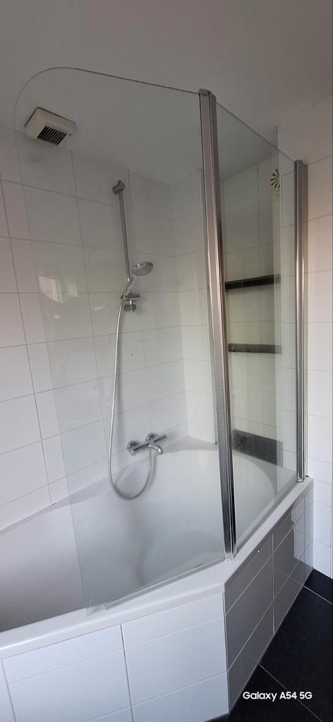 Douchewand voor badrand. 2-delig draaibaar met rubber rand, Huis en Inrichting, Badkamer | Badkamermeubels, Gebruikt, Overige typen