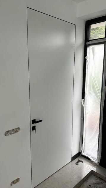Hagel nieuwe deuren met inbouw kozijn  ral 9010 300 stuks beschikbaar voor biedingen