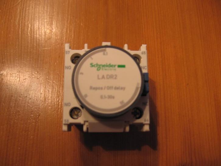 Hulpcontacten met timerfunctie., Hobby en Vrije tijd, Elektronica-componenten, Gebruikt, Verzenden