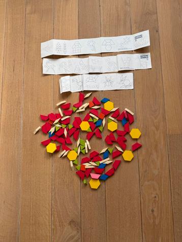 Figuren leggen met blokjes beschikbaar voor biedingen