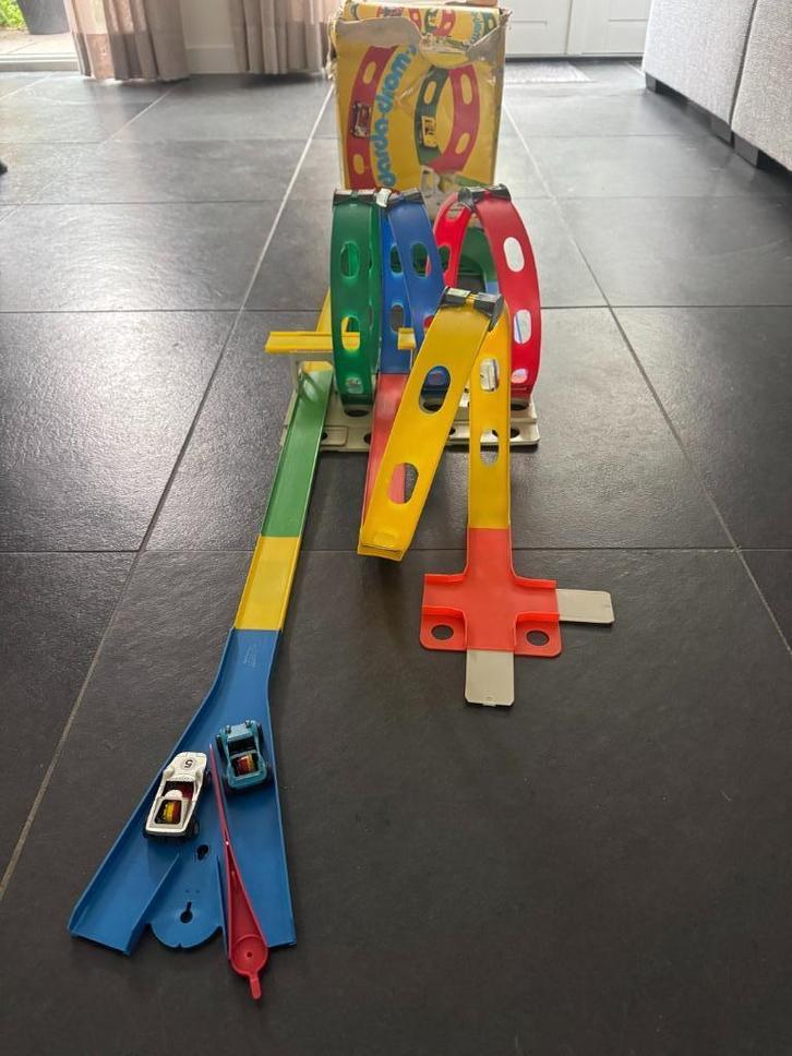 Darda Droms racebaan vintage met 2 race auto's incl. doos, Kinderen en Baby's, Speelgoed | Racebanen, Gebruikt, Racebaan, Opwindmechanisme