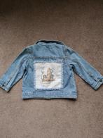 Spijkerjasje 98/104 met geborduurde achterkant, Kinderen en Baby's, Kinderkleding | Maat 98, Meisje, Nieuw, Ophalen of Verzenden