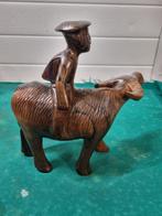 beeld hout waterbuffel met man antiek, Verzamelen, Beelden en Beeldjes, Ophalen of Verzenden