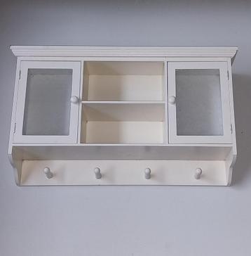Leuk vitrine wandkastje met kapstokje beschikbaar voor biedingen