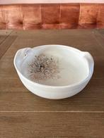 Handgemaakte keramische schaal met bloemmotief, Ophalen of Verzenden