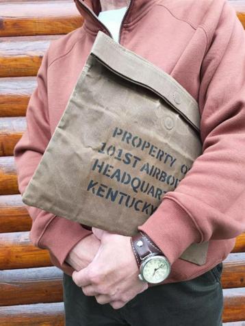 WO2 101st Airborne bruine tas , prijs incl. verzendkosten  beschikbaar voor biedingen