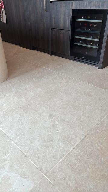 Grote beige keramische tegels 120x120cm beschikbaar voor biedingen