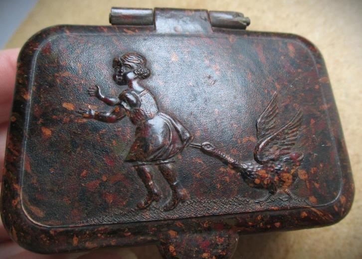 Bakeliet Sponsdoosje~Meisje en gans~Bruin Antiek ring doosje, Antiek en Kunst, Antiek | Kantoor en Zakelijk, Ophalen of Verzenden