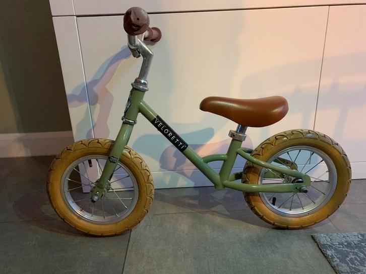 Olijfkleurige Veloretti loopfiets, Fietsen en Brommers, Fietsen | Kinderfietsjes, Zo goed als nieuw, Minder dan 16 inch, Zijwieltjes