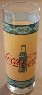 Groot Coca Cola glas oude lay-out gele achtergrond fles en t, Nieuw, Ophalen of Verzenden
