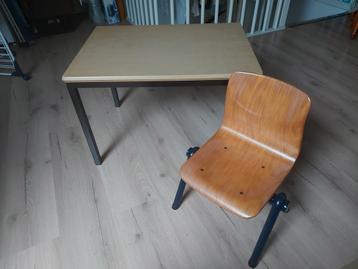 Vintage kinderbureau Presswerk met Pagholz kinderstoeltje beschikbaar voor biedingen