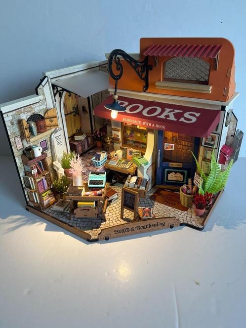 Rolife Corner Bookstore miniatuur met verlichting, Hobby en Vrije tijd, Knutselen, Zo goed als nieuw, Ophalen of Verzenden
