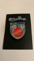 Efteling coca cola winterpin/button op originele kaartje, Verzamelen, Efteling, Ophalen of Verzenden, Zo goed als nieuw, Button of Speldje