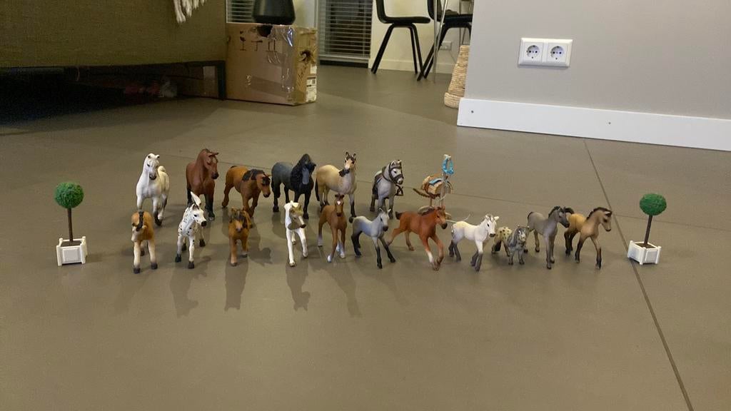 Schleich paardenset 17 paarden en 2 bomen, Verzamelen, Dierenverzamelingen, Ophalen of Verzenden, Zo goed als nieuw, Paard, Beeldje of Figuurtje