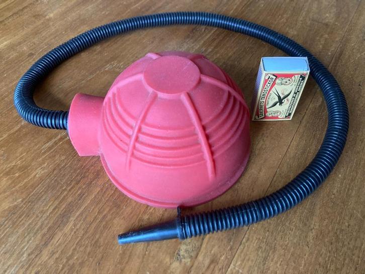 Vintage klein rood rond luchtpompje jaren 70 seventies goed, Caravans en Kamperen, Luchtpompen, Zo goed als nieuw, Ophalen of Verzenden
