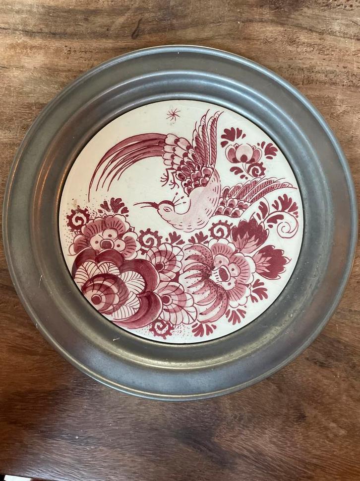 Chinoiserie Tegel in Tinnen Bord - Vogel en karaf, Antiek en Kunst, Antiek | Wandborden en Tegels, Ophalen of Verzenden