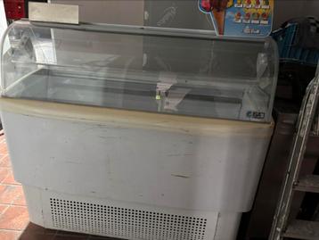 IJsvitrine beschikbaar voor biedingen