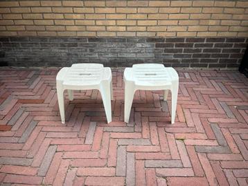 2x Kunststof Krukje Voetenbankje bijzettafel beschikbaar voor biedingen