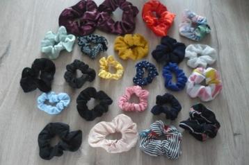 Verschillende scrunchies 23 in totaal beschikbaar voor biedingen