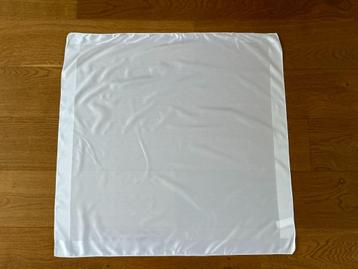 Witte vierkante sjaal 68 x 68 cm beschikbaar voor biedingen