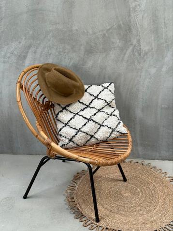 Vintage rotan kuipstoel beschikbaar voor biedingen