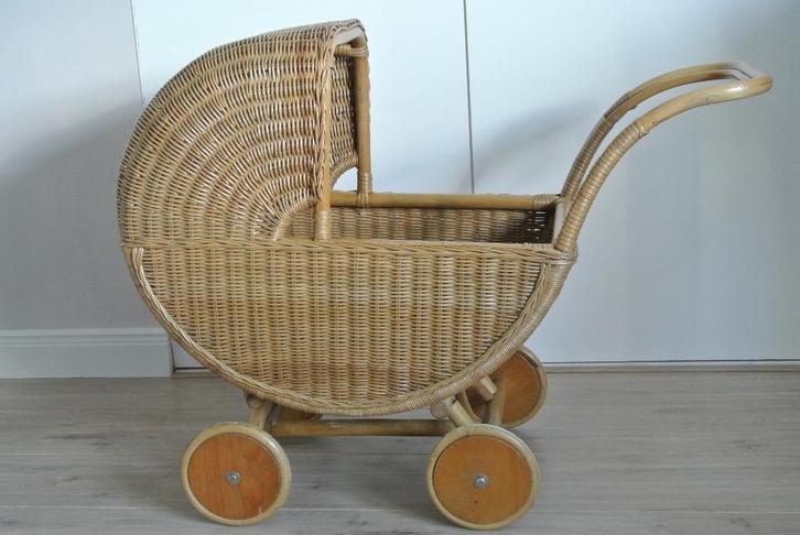 rieten / rotan  poppenwagen Classic, Antiek en Kunst, Curiosa en Brocante, Ophalen of Verzenden
