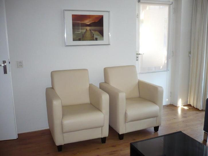 Te Koop: 2 Fauteuils, kleur creme, Huis en Inrichting, Fauteuils, Zo goed als nieuw, Hout, Kunststof, 50 tot 75 cm, 75 tot 100 cm