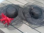 2x zwarte dameshoed / zonnehoed met (rode) veren, Ophalen of Verzenden, Zo goed als nieuw, One size fits all