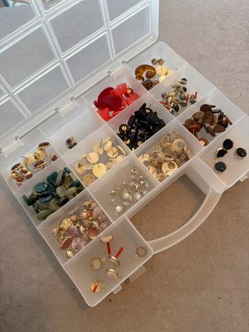Sieraden DIY oorbellen oorstekers + koffer beschikbaar voor biedingen