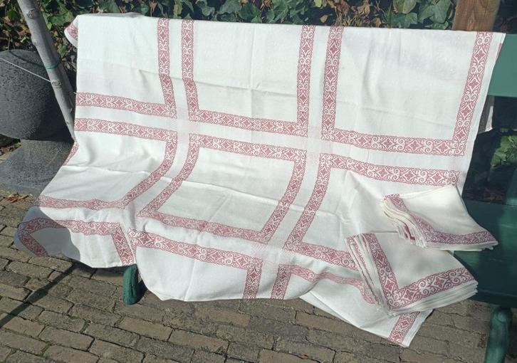 Tafelkleed met rood ingeweven rand met 12 servetten (TT6), Huis en Inrichting, Tafelkleden, Zo goed als nieuw, Rechthoek, Ophalen of Verzenden