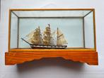 Miniatuur Boot Seute Deern in Vitrine - 20 cm, Hobby en Vrije tijd, Ophalen of Verzenden