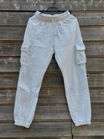Witte joggingsbroek met zakken beschikbaar voor biedingen
