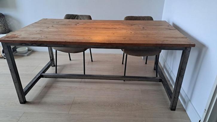 Robuuste eettafel met metalen frame. Gaat weg dr verhuizing, Huis en Inrichting, Tafels | Eettafels, Gebruikt, 100 tot 150 cm