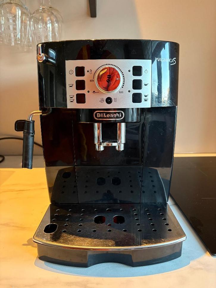 DeLonghi Magnifica S espressomachine, Witgoed en Apparatuur, Koffiezetapparaten, Gebruikt, Gemalen koffie, Koffiebonen, Koffiemachine