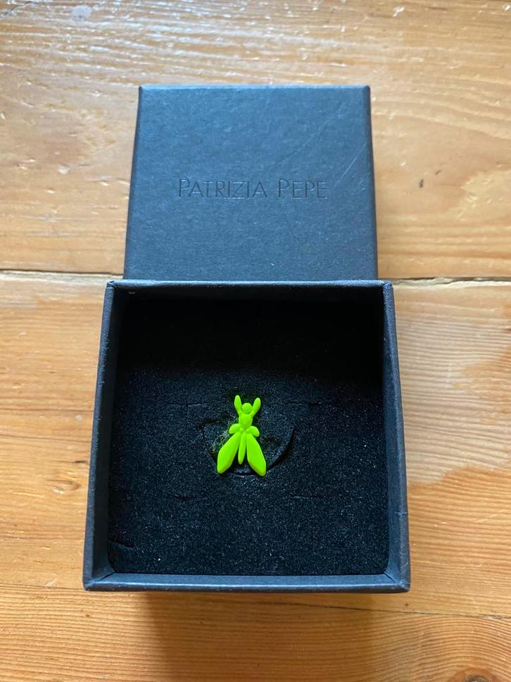 Patrizia Pepe pin logo, Verzamelen, Speldjes, Pins en Buttons, Zo goed als nieuw, Ophalen of Verzenden