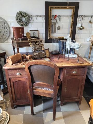 antiek bureau beschikbaar voor biedingen