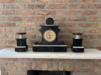 Antieke klok met bijpassende stukken pendulle kaststel, Ophalen of Verzenden