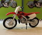 Honda CR 250R - Maisto 1/18, Ophalen of Verzenden, Zo goed als nieuw, Motor, Maisto