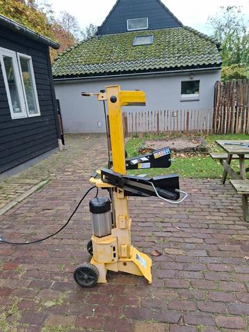 Kloofmachine vijf en halve ton. beschikbaar voor biedingen