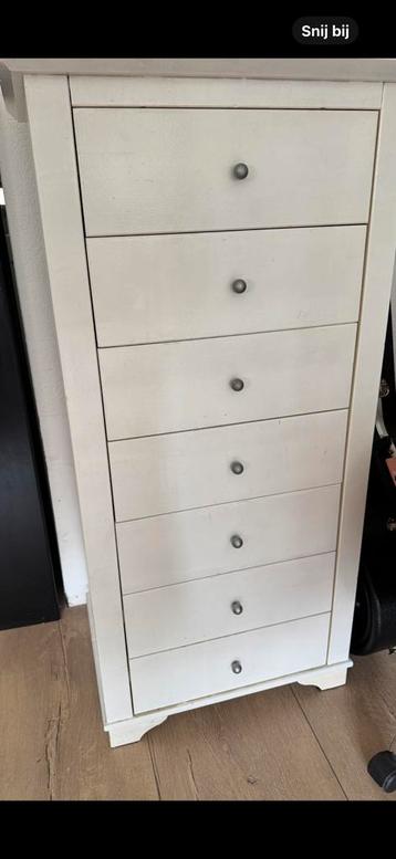 Houten ladekastje beschikbaar voor biedingen