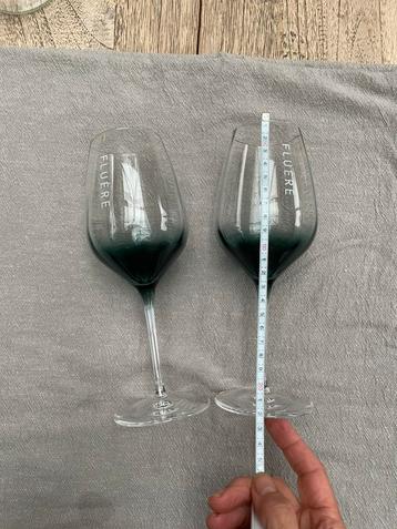 2 wijnglazen met groene kleur Fluère beschikbaar voor biedingen