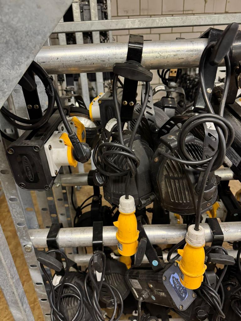 Showtec DWE Blinder Sets - 22x Compleet + Splitters, Ophalen, Gebruikt, Licht, Kleur